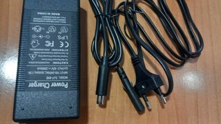 Cargador xiaomi patinete electrico.