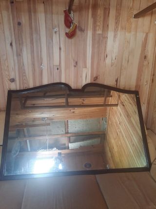Espejo muy antiguo de madera.