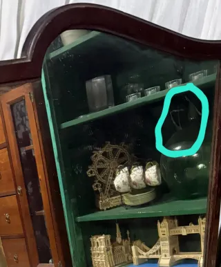 Espejo muy antiguo de madera.