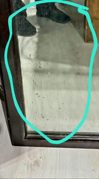 Espejo muy antiguo de madera.