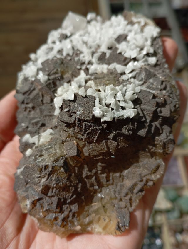 Fluorita con pirita y dolomita