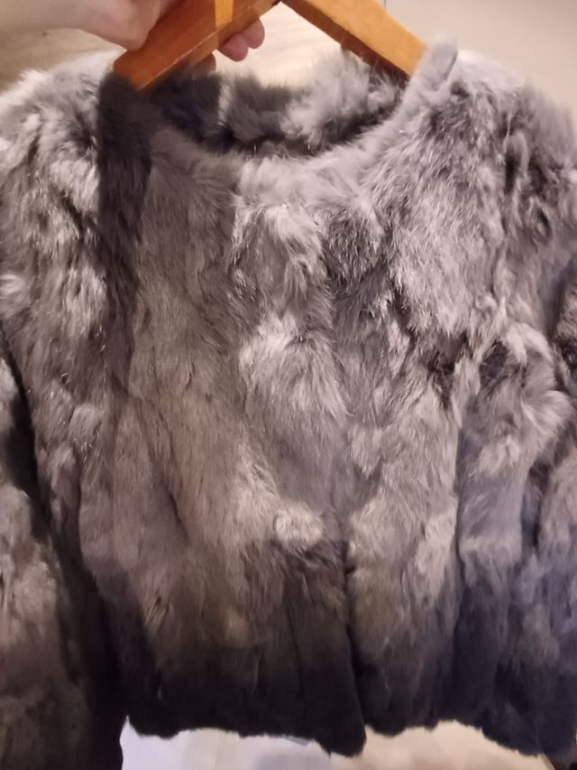Chaqueta de pelo gris,peletería