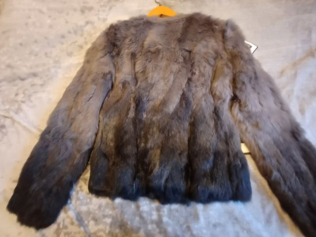 Chaqueta de pelo gris,peletería
