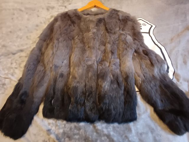 Chaqueta de pelo gris,peletería