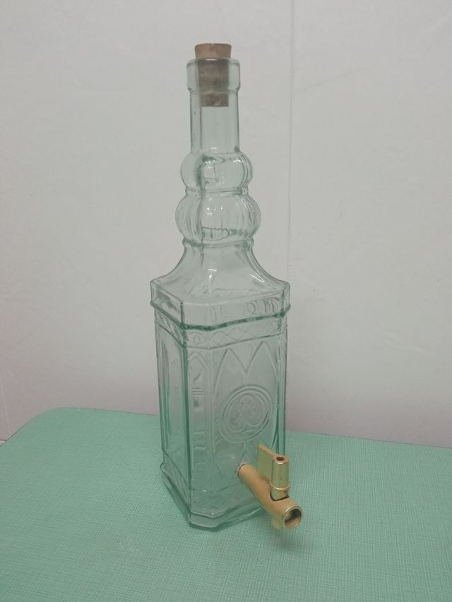 Botella de vidrio con grifo