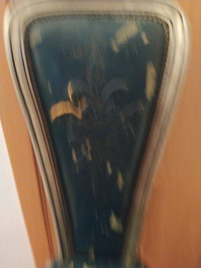 Silla afrancesada de madera y piel