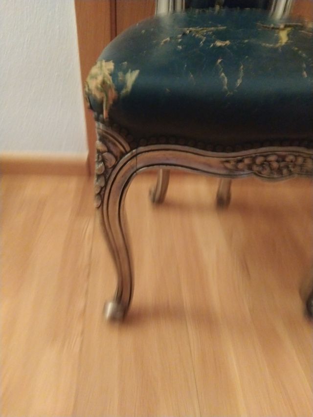 Silla afrancesada de madera y piel
