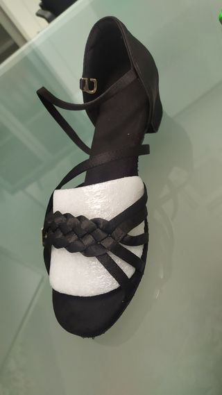 Zapatos de baile nuevos.