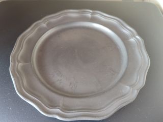 Tre piatti in peltro