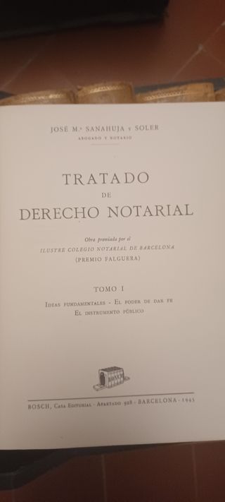 Lote de libros de Derecho Notarial