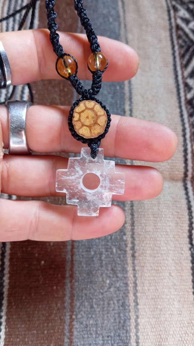 Colgante amuleto chacana cuarzo