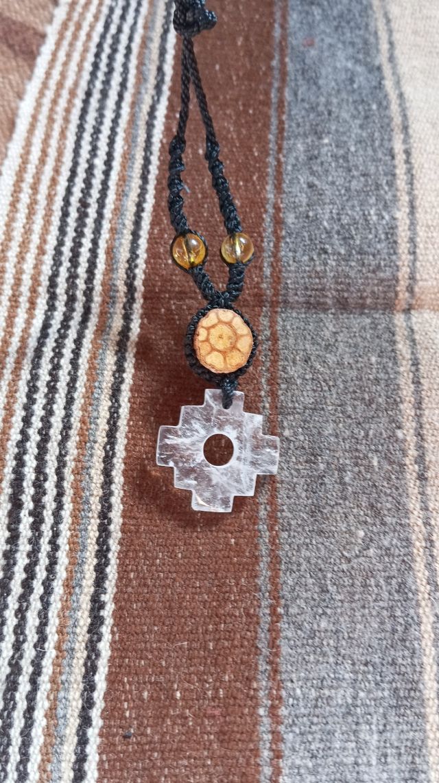 Colgante amuleto chacana cuarzo