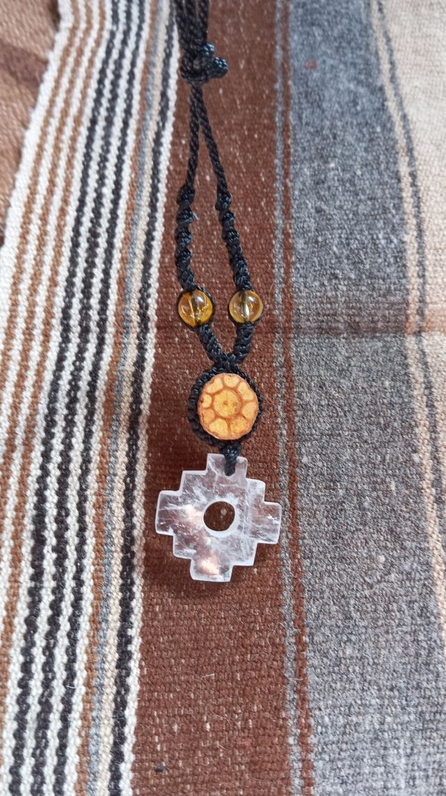 Colgante amuleto chacana cuarzo