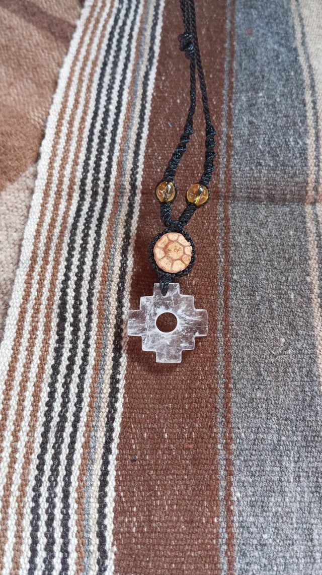 Colgante amuleto chacana cuarzo