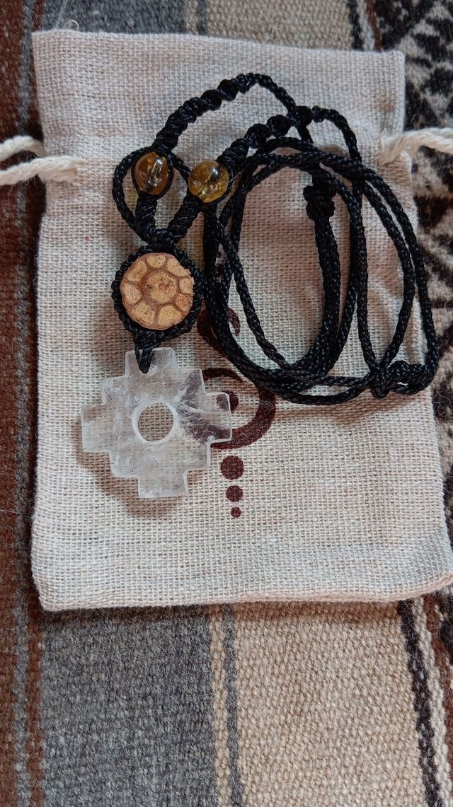 Colgante amuleto chacana cuarzo