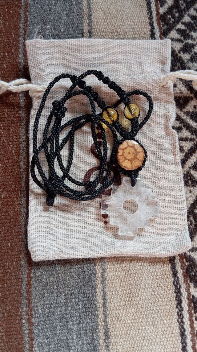 Colgante amuleto chacana cuarzo