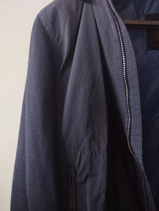 Abrigo azul con capucha