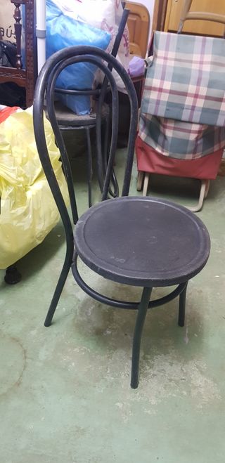 2 SILLAS DE HIERRO NEGRAS