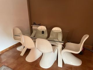 Mesa de salón con sillas