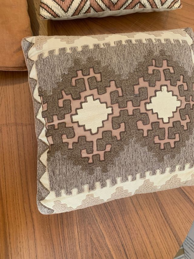 Almofadas bordadas e linho da Zara Home todas 4 x 30€