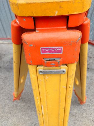 Trípode madera antiguo