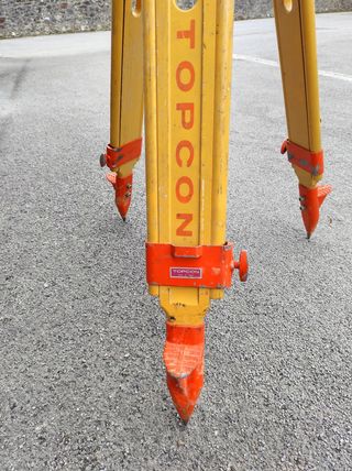 Trípode madera antiguo