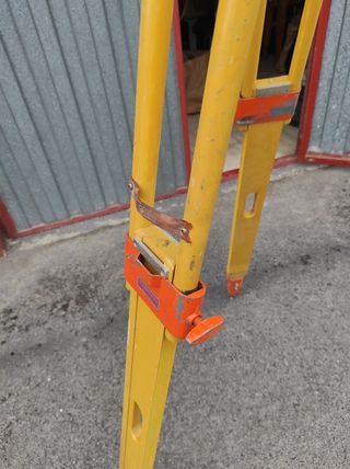 Trípode madera antiguo