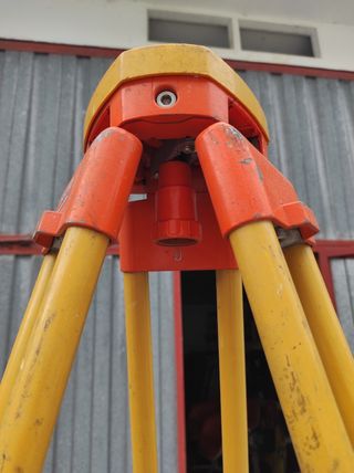 Trípode madera antiguo