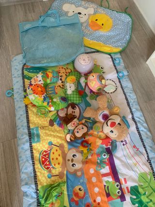 Alfombra y juguetes bebe
