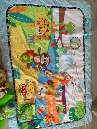 Alfombra y juguetes bebe