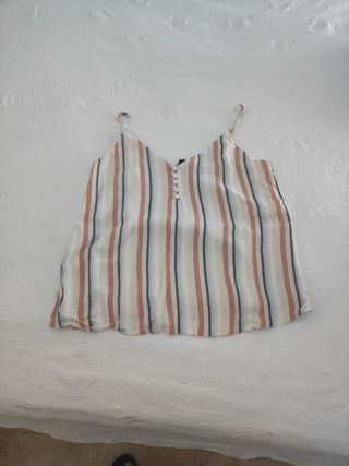 Camiseta de tirantes de Stradivarius.