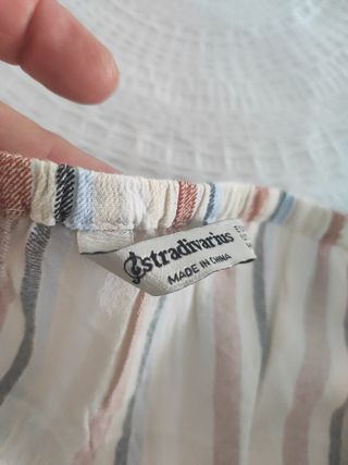 Camiseta de tirantes de Stradivarius.