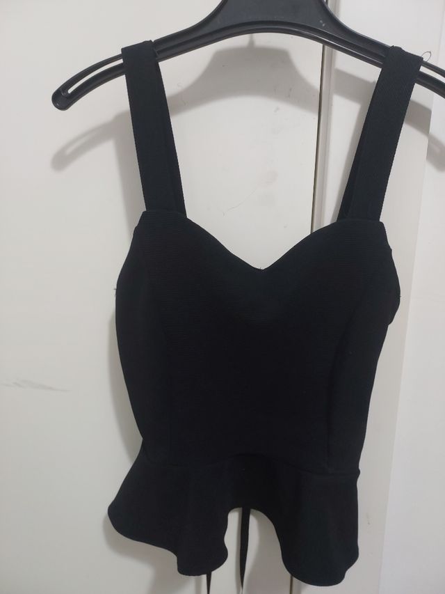 Top corpiño negro de Bershka