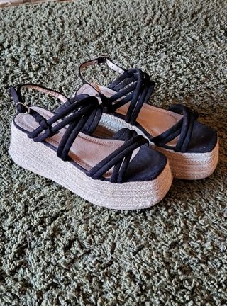 Sandalia negra de plataforma esparto