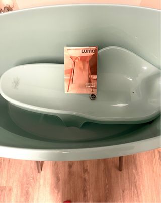 Bañera bebé con accesorios en verde mint: LUMA