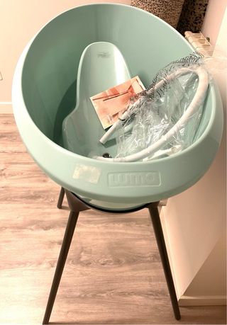 Bañera bebé con accesorios en verde mint: LUMA