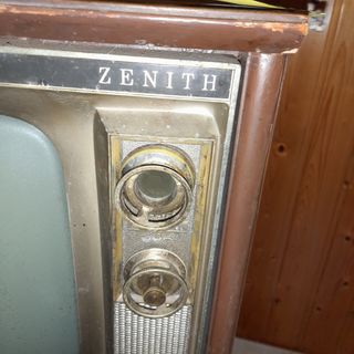 Antiguo televisor Zenith de 1965