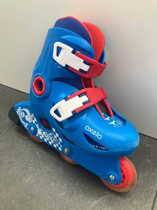 Patines, dos pares, decathlon niños y cascos