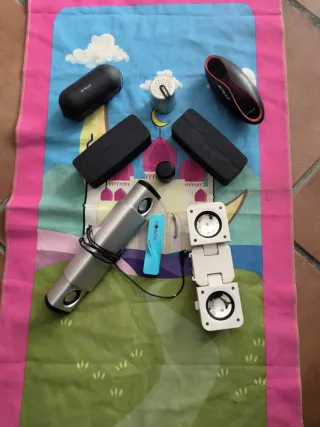 Lote Altavoces Bluetooth y batería portátil.