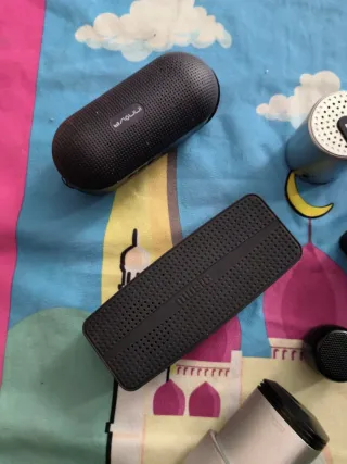 Lote Altavoces Bluetooth y batería portátil.