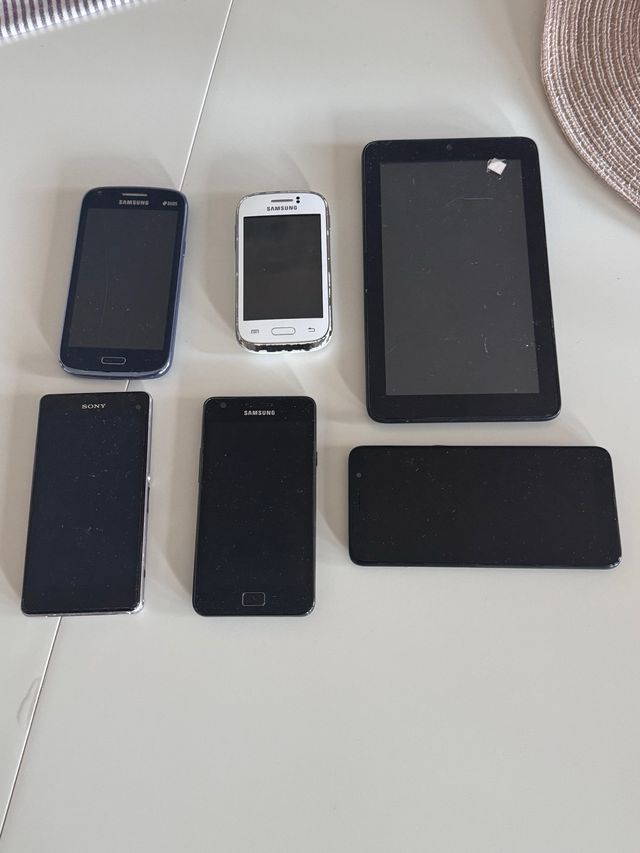 Diversi vecchi smartphone per ricambi/riciclaggio