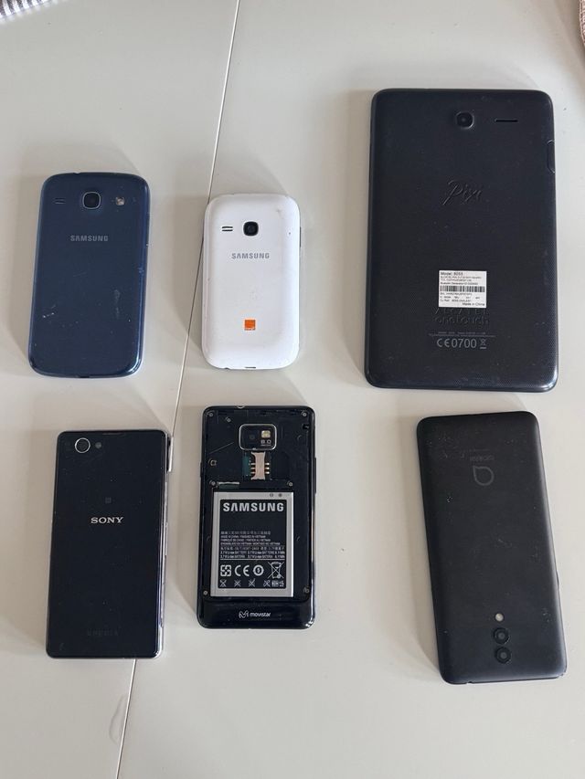 Diversi vecchi smartphone per ricambi/riciclaggio
