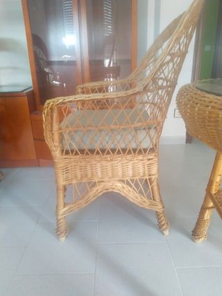 Conjunto de 4sillones y mesa de mimbre