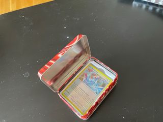 Caja con cartas Pokemon