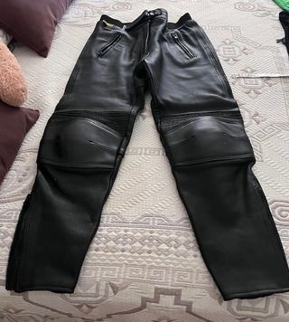 Pantalón de cuero con protecciones moto
