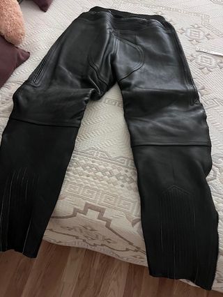 Pantalón de cuero con protecciones moto