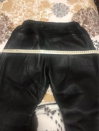 Pantalón de cuero con protecciones moto