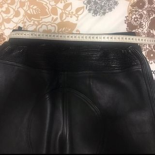 Pantalón de cuero con protecciones moto