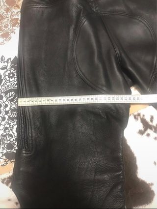 Pantalón de cuero con protecciones moto