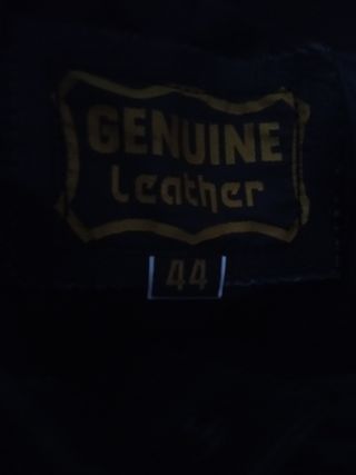 Pantalón de cuero con protecciones moto